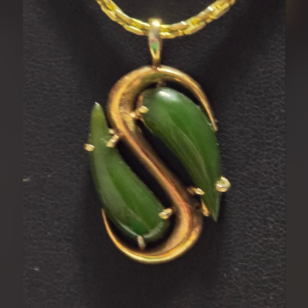Gold Tone Necklace with Jade Colour S Pendant Lot 8